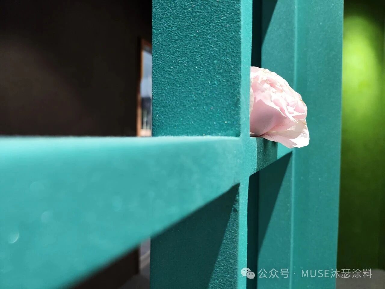 沐瑟 x蒙娜丽莎绒丨一面会发光的墙，砂绒赋予墙面的质感美学